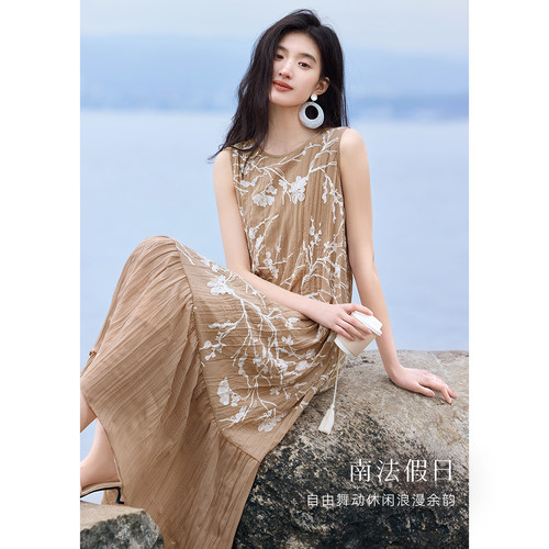 XWI欣未度假风压皱重工刺绣无袖连衣裙女夏季新款今年流行潮汐裙