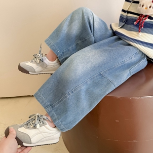 女童牛仔裤春款阔腿裤小童洋气时髦宽松长裤子宝宝时尚爱心直筒裤