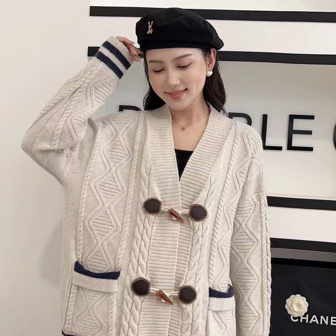 胖mm秋冬款大码中长款毛衣外套女宽松加肥早春牛角扣羊毛针织开衫