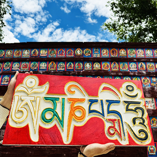 西藏拉萨 彩绘玛尼石板佛像菩萨玛尼堆安置 手工绘画传统玛尼石