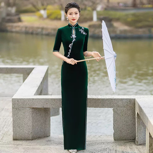 2025新款丝绒旗袍改良年轻款长款走秀款高端中式舞台演出服模特队