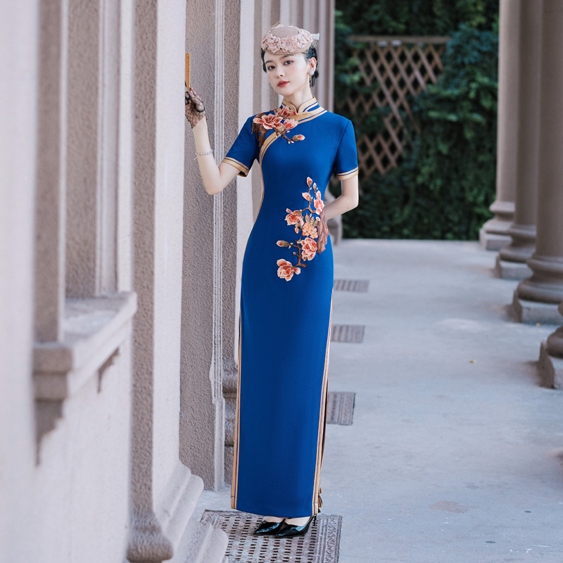 旗袍时尚新款收腰高端改良款金色宽边加长年轻款旗袍裙演出服2025