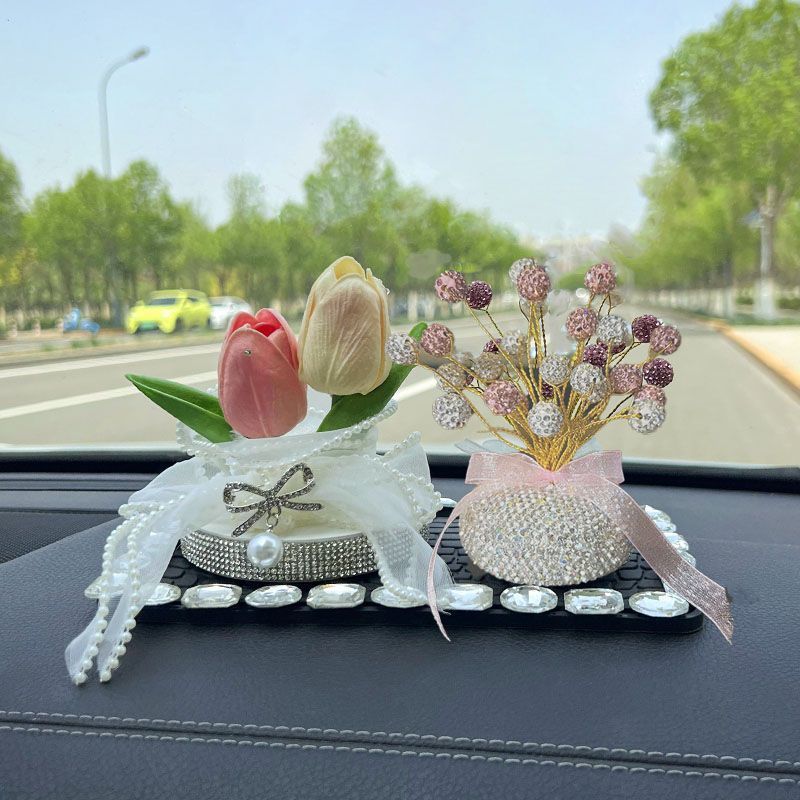 汽车摆件2025新款中控台摆件郁金香车上香水车载香薰装饰可爱女神