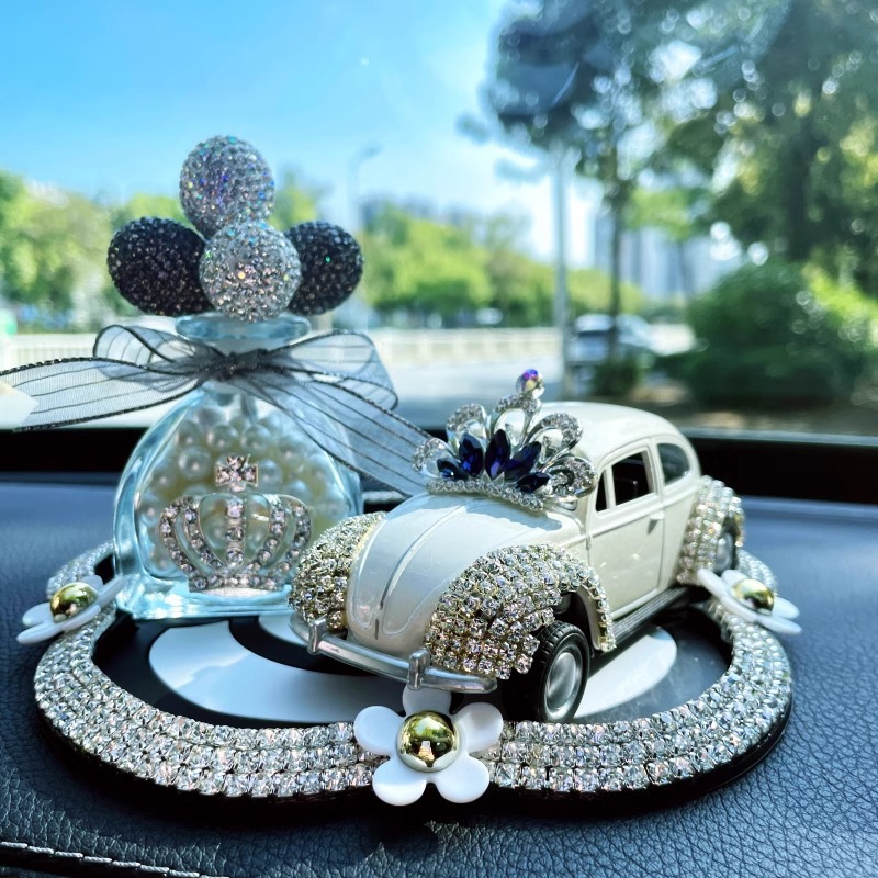 车载香薰持久轻奢镶钻汽车摆件创意装饰礼品个性网红女神香水