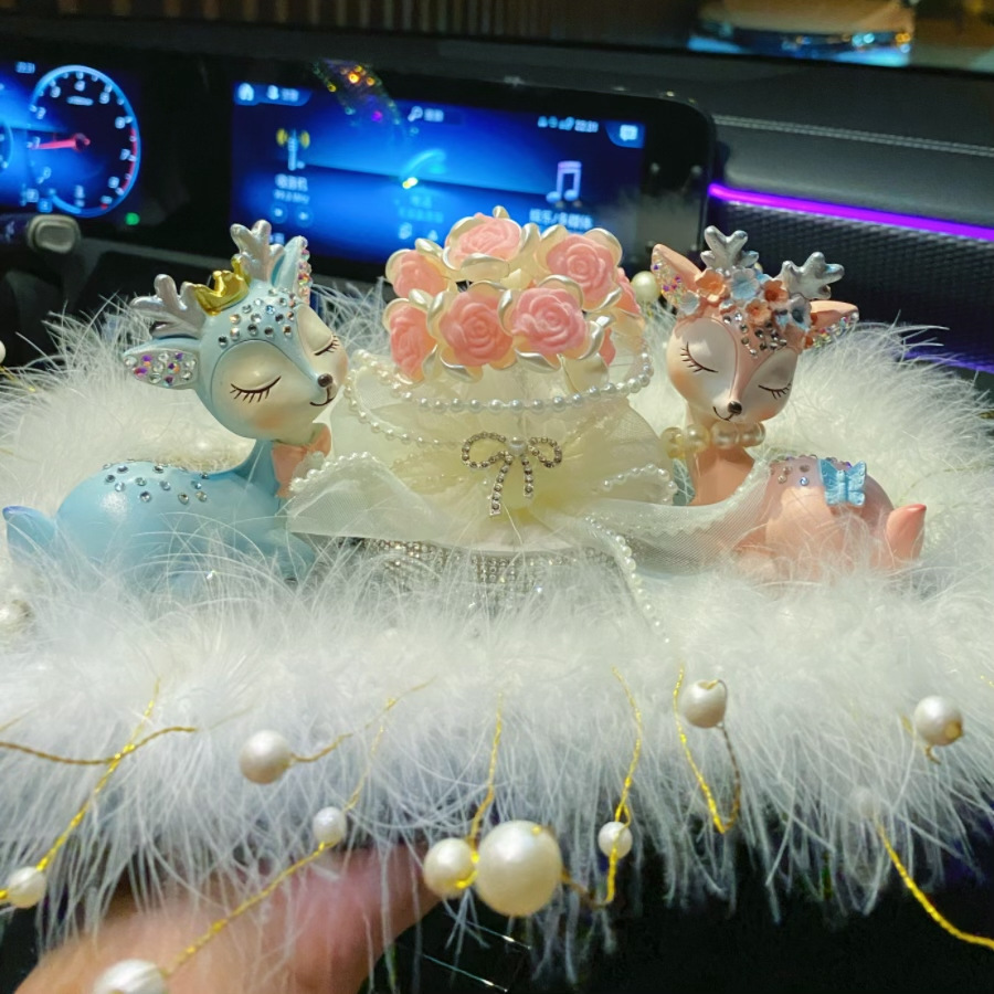 汽车内饰用品小鹿摆件中控台车上香水网红高档车载女生装饰品