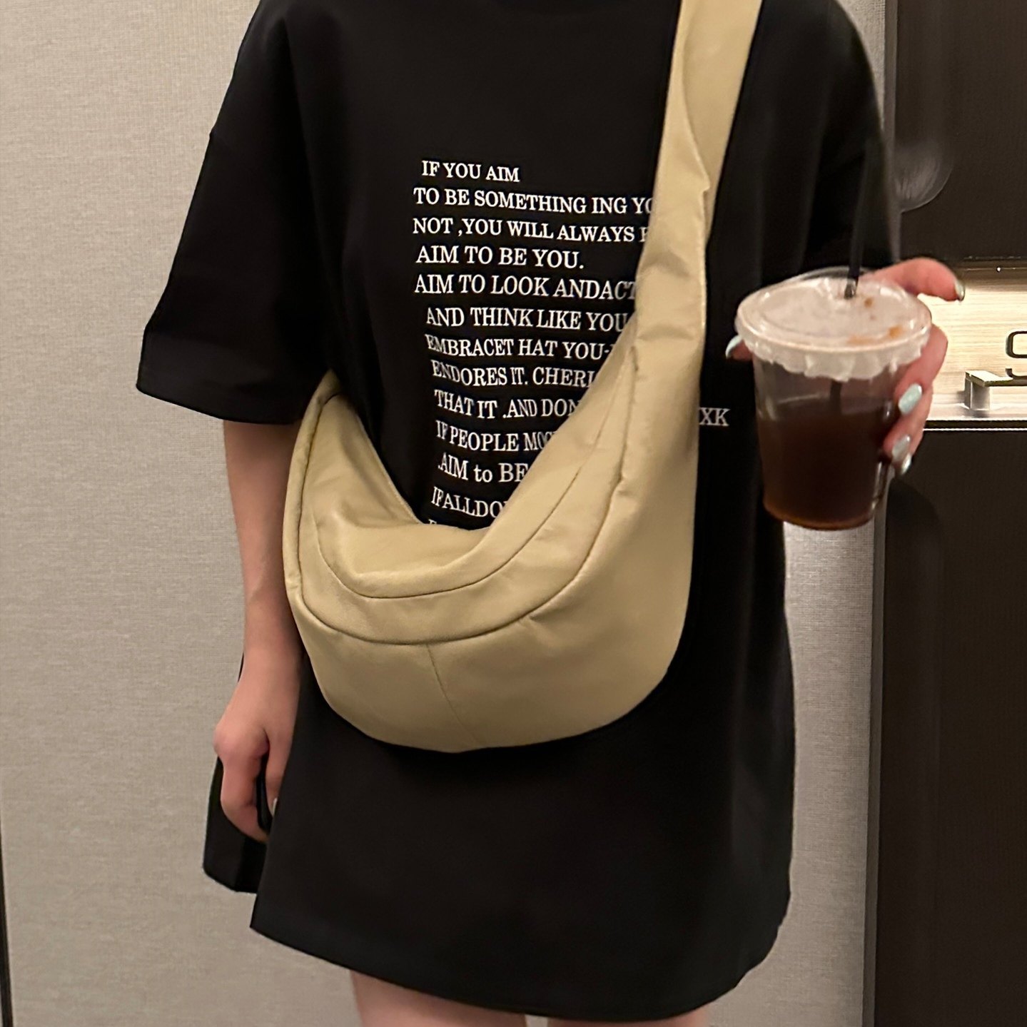 新款2025超火真皮包包大容量牛角包简约百搭斜挎包女包牛皮饺子包