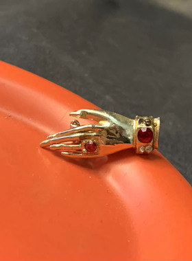 KY vintage CORO 未打标纤纤玉手红宝戒指胸针迷你超小书本款经典