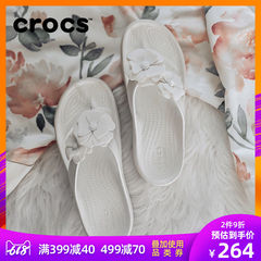 Crocs女凉鞋夏卡骆驰卡骆班厚底立体花朵外穿沙滩人字拖鞋|205747