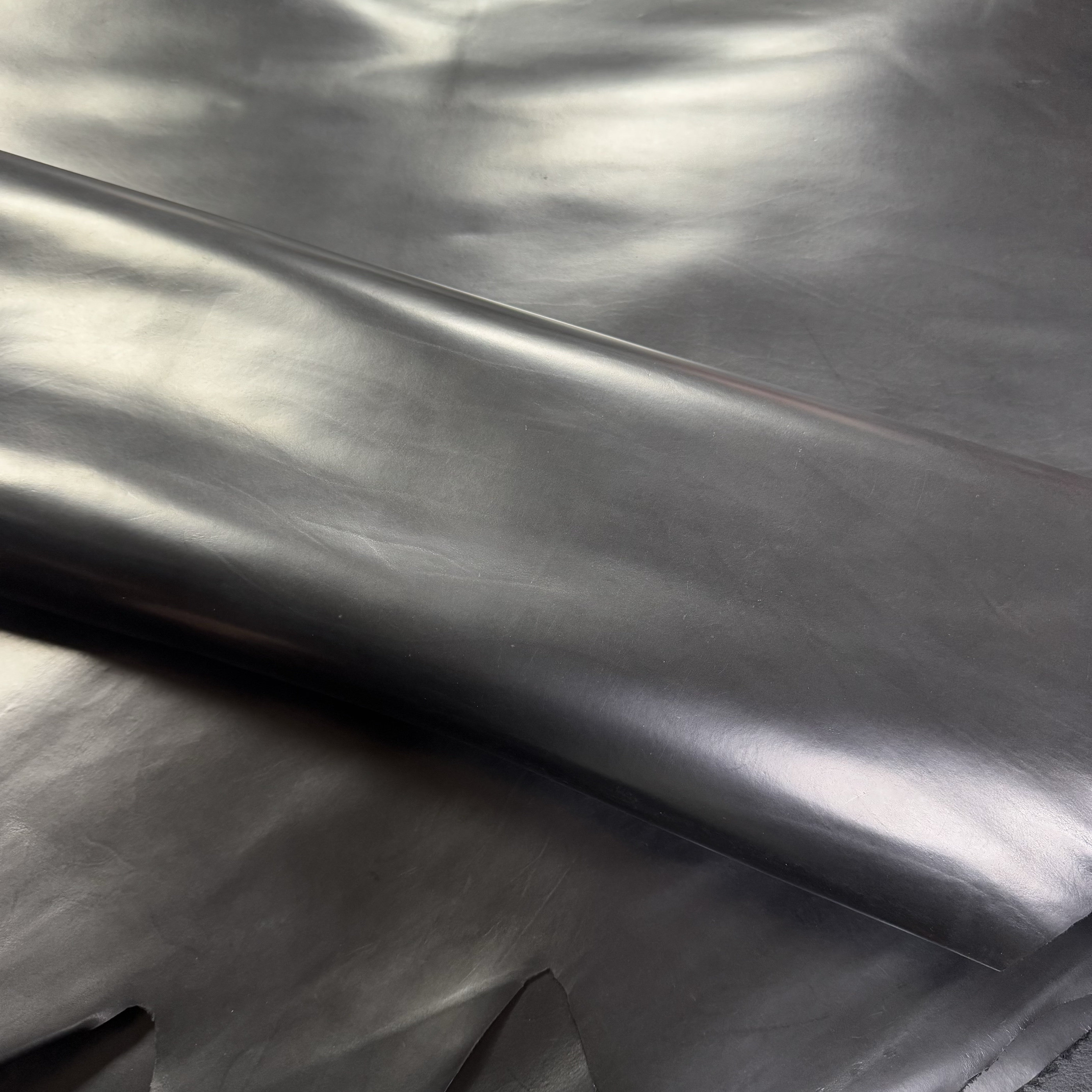 黑色亮面胎小牛皮 植鞣牛皮1.0-1.2mm 中挺开张8-10尺 198/张包邮