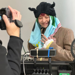 2025新款gd权志龙同款涂鸦风格方巾powe rnv字母印花嘻哈丝巾头巾