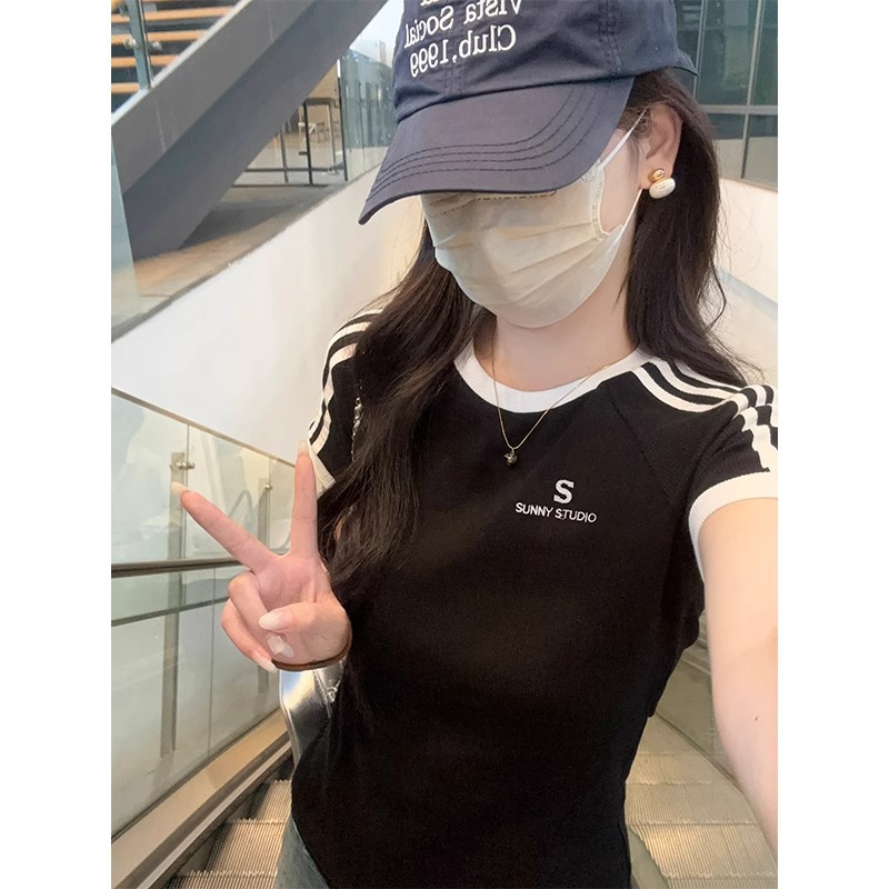 三条扛撞色正肩圆领短袖t恤女bm辣妹收腰显瘦刺绣白色短款上衣夏