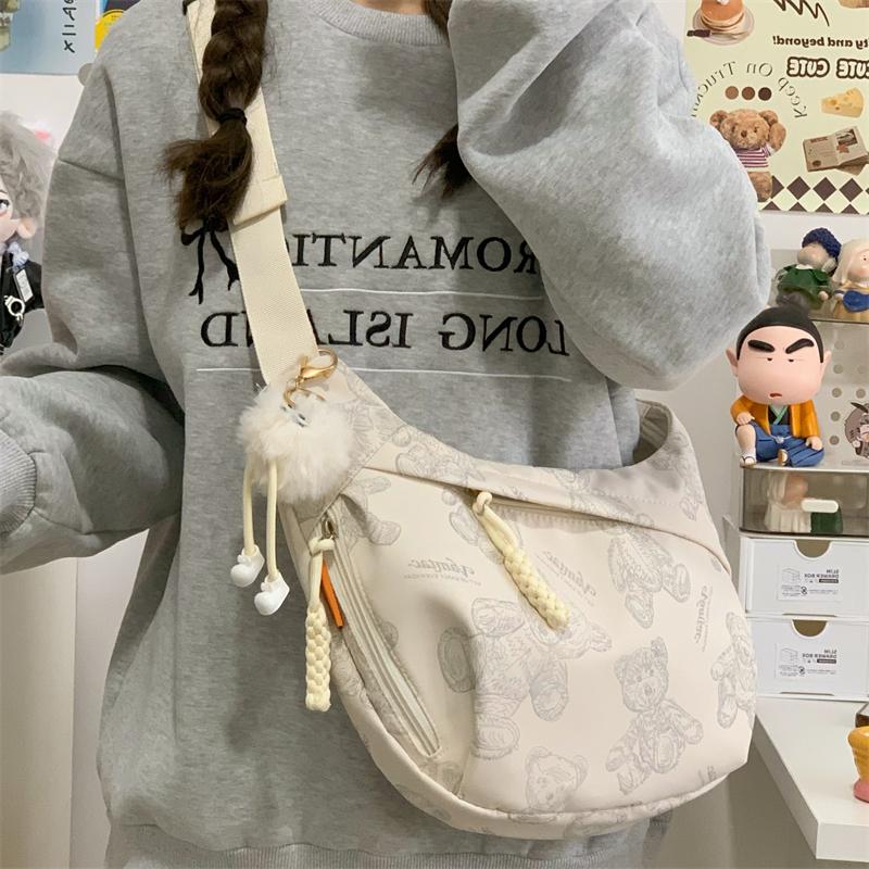 日系休闲饺子包小众设计大容量斜挎包女百搭印花小熊时尚单肩包潮