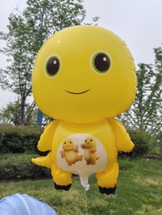 新款奶龙飘空手持摆摊飞天公仔新年氦气小奶龙卡通六一儿童节礼品