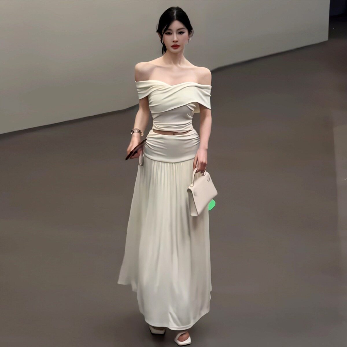 时尚套装杏色露肩修身一字肩上衣+高腰褶皱A字半身裙两件套女夏季
