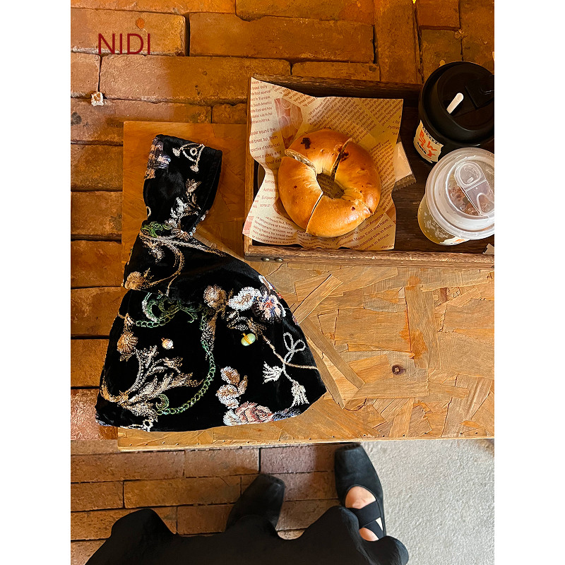 桑蚕丝手拎包女2026原创新款设计手拿包真丝包包复古百搭手拿包