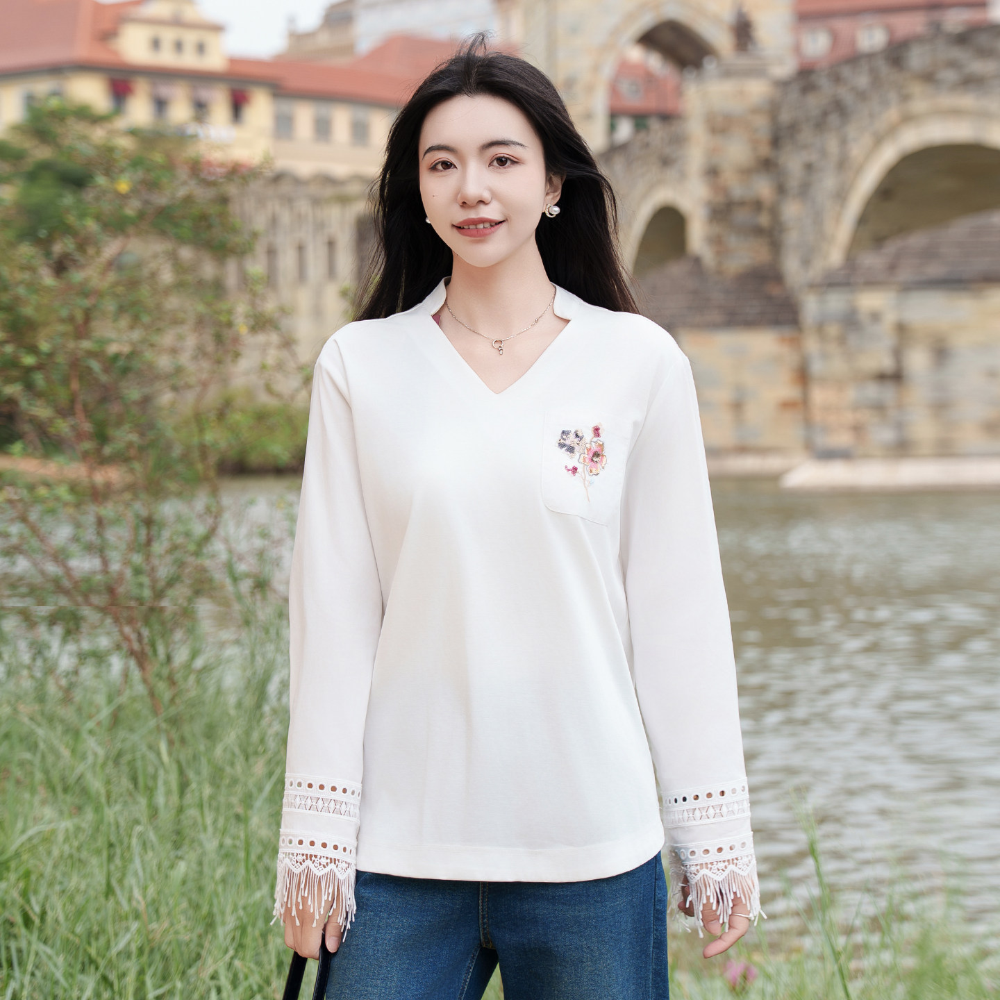 五丁目衣舍个性时尚V领长袖T恤女刺绣流苏袖口气质上衣68800425