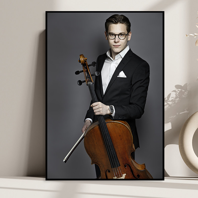 Klaus Makela 芬兰指挥家大提琴家音乐家装饰画琴房培训教室挂画