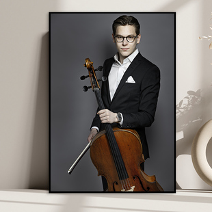 Klaus Makela 芬兰指挥家大提琴家音乐家装饰画琴房培训教室挂画