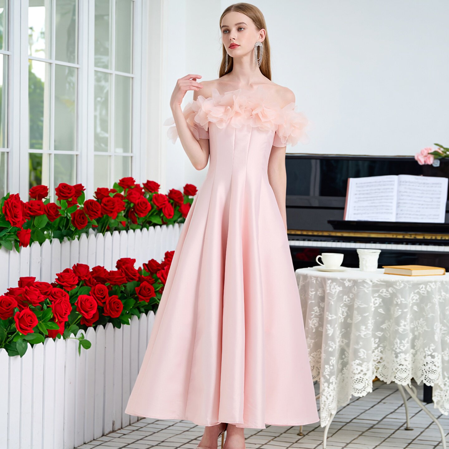 粉色一字领性感名媛走秀洋装礼服