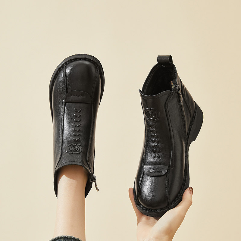 英伦风真皮短靴女款2026新款黑色加绒保暖平底软底妈妈鞋冬季女靴