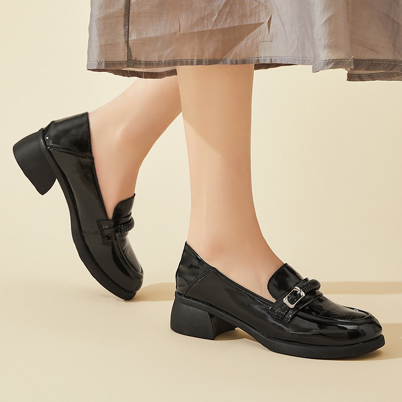英伦风漆皮乐福鞋女黑色一脚蹬金属扣圆头百搭通勤小皮鞋