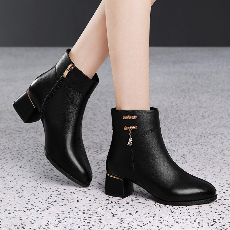 黑色短靴女款2025新款冬季加绒粗跟马丁靴侧拉链金属装饰真皮女靴