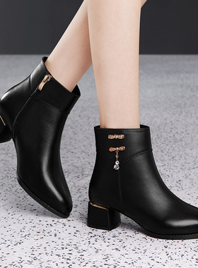 黑色短靴女款2025新款冬季加绒粗跟马丁靴侧拉链金属装饰真皮女靴