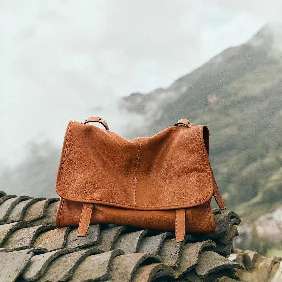 A man信使双肩包女2025新款大容量上班通勤包包休闲旅行背包