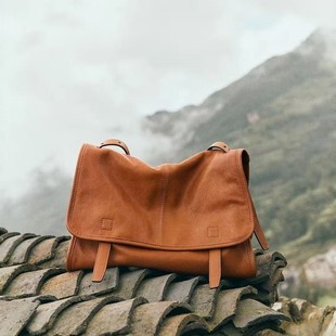 A man信使双肩包女2025新款大容量上班通勤包包休闲旅行背包