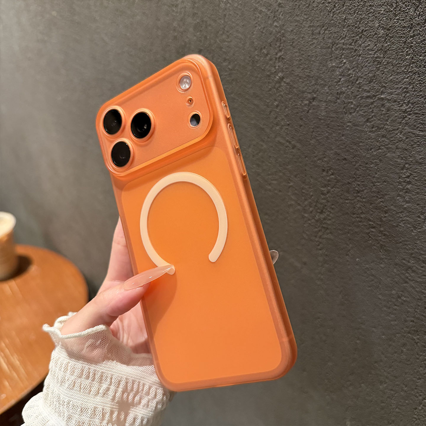 超薄磨砂磁吸适用于苹果手机壳