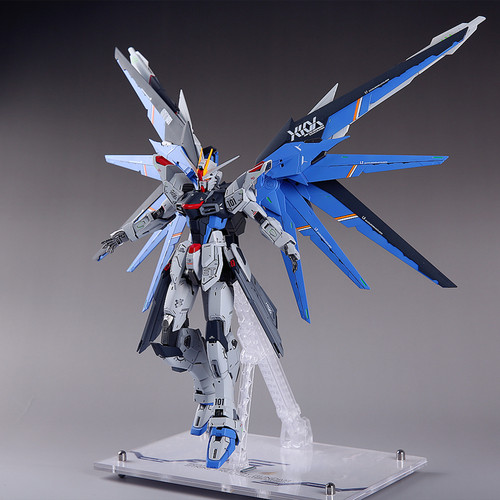 万代自由高达拼装模型