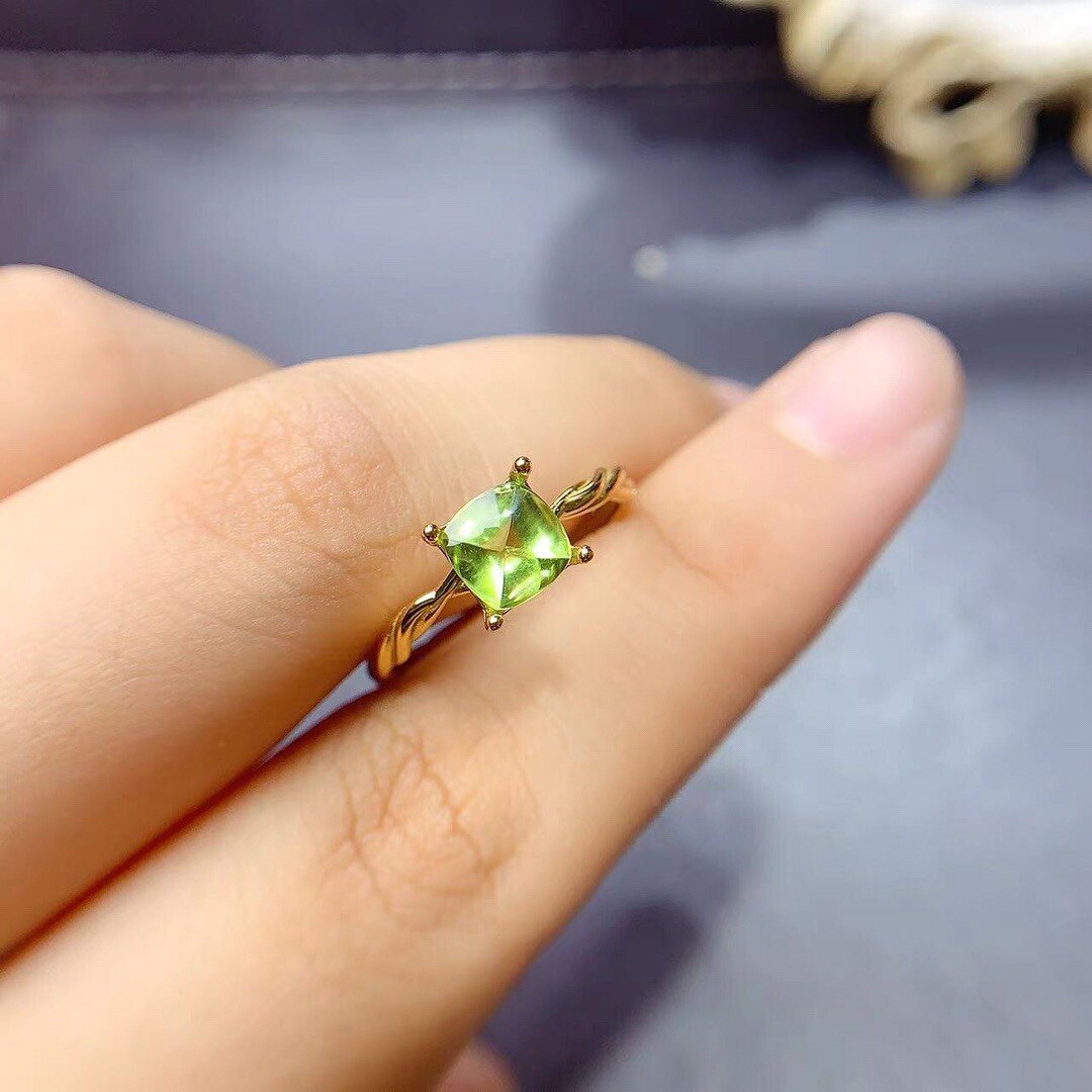 新款天然橄榄石糖塔戒指 晶体干净颜色美丽 石方6mm925银精工镶嵌图片