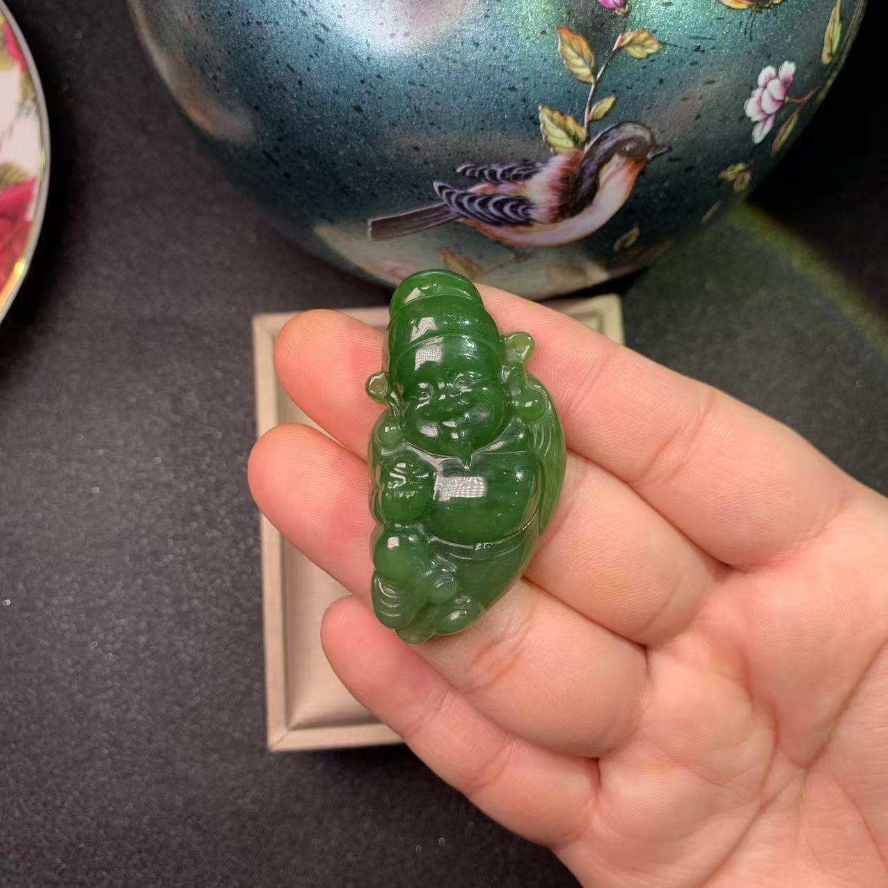 新品天然和田碧玉吊坠手工雕刻精美财神爷爷挂坠  菠菜绿84.3克拉