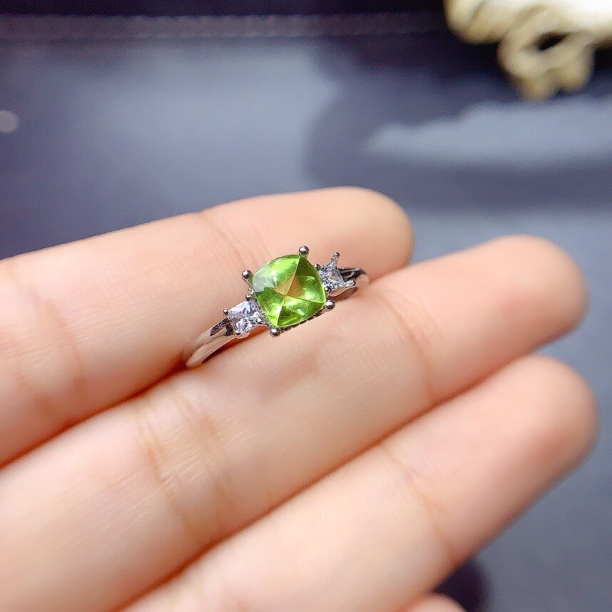 新款天然橄榄石糖塔戒指 晶体干净颜色美丽 石方6mm925银精工镶嵌图片