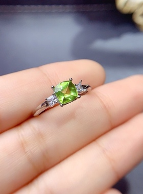 新款天然橄榄石糖塔戒指 晶体干净颜色美丽 石方6mm925银精工镶嵌