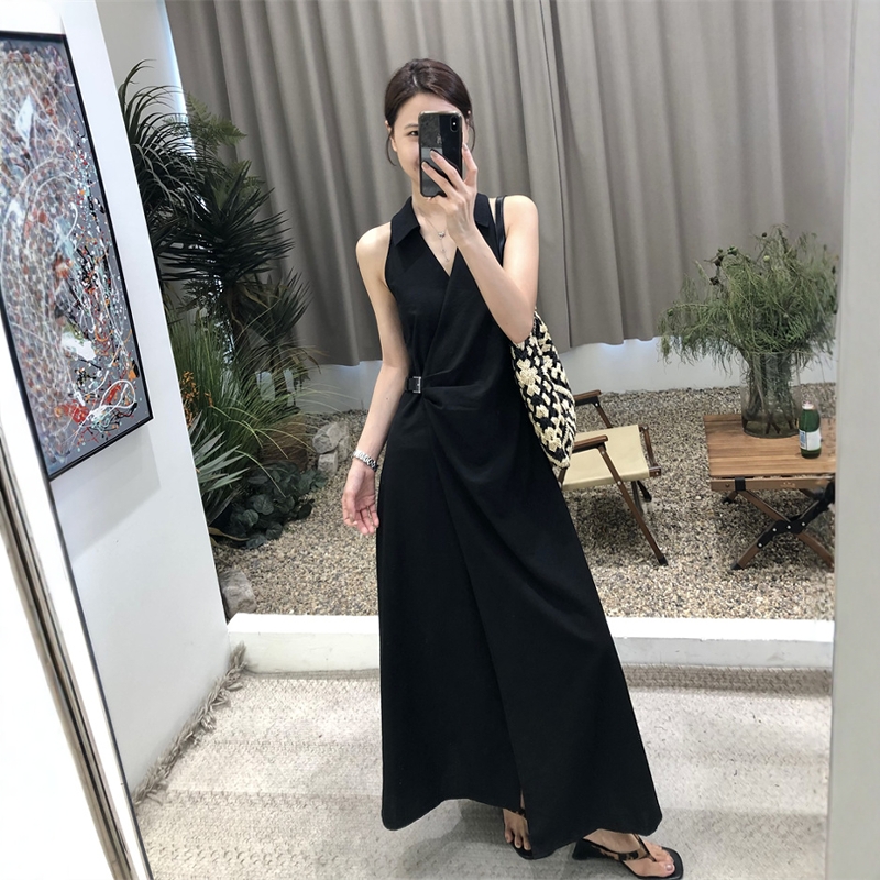 设计交叉V领侧系背心连衣裙