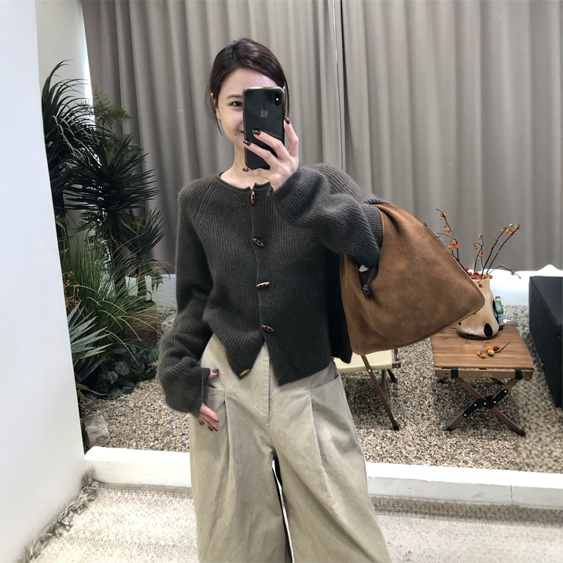 复古牛角扣羊毛针织毛衣开衫女2025秋冬季宽松慵懒风短款毛衣外套