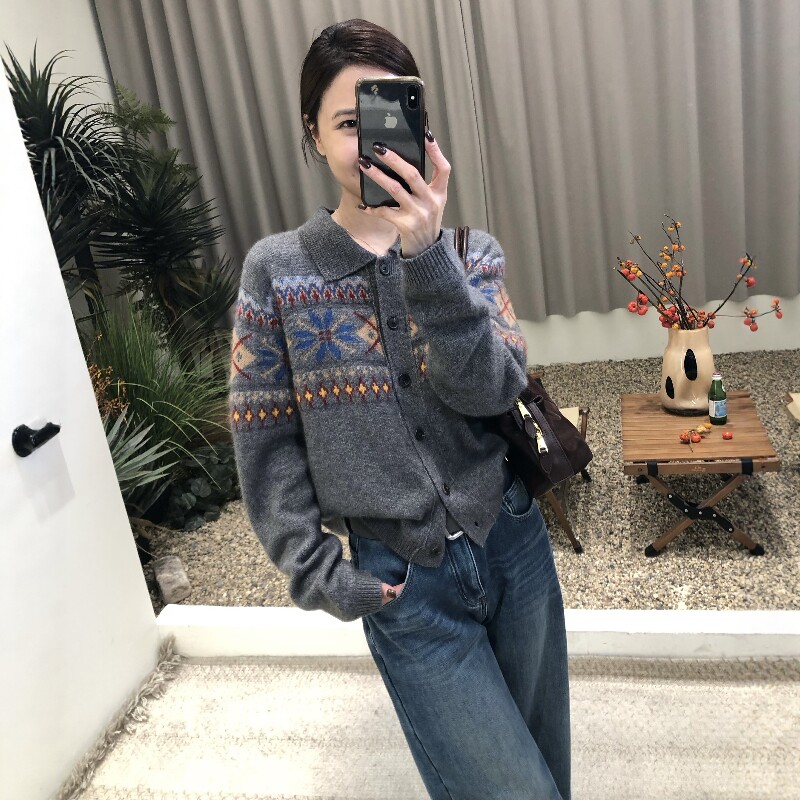 2025秋冬新提花翻领polo领羊毛毛衣外套女减龄学院风复古针织开衫