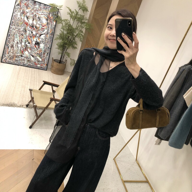 2026秋季新款欧货女装配丝巾+V领深灰色全羊毛气质慵懒显瘦毛衣潮
