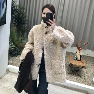100%羊毛真牛角扣口袋羊剪绒外套女2025冬立领宽松羊羔毛皮毛一体