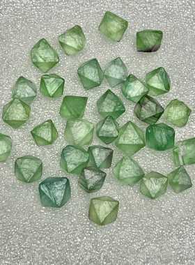 天然八面体萤石矿石标本