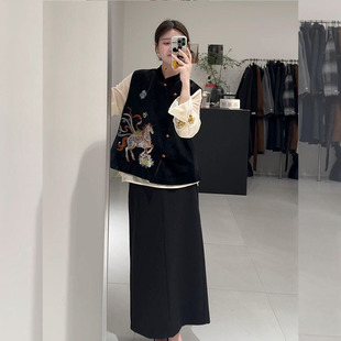 2026春季国风立领骏马图黑色马甲女新中式刺绣丝绒背心半身裙套装