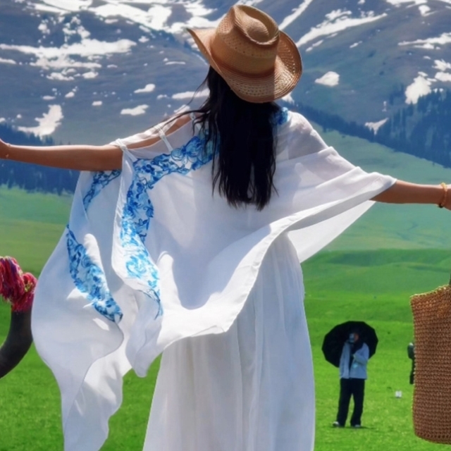 2025新款白色新疆草原沙漠旅游穿搭套装女民族风防晒披肩帽子裙子