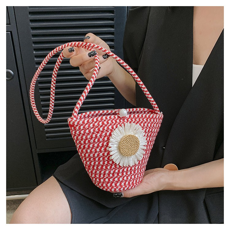小包包女2023新款潮时尚草编单肩斜跨包洋气水桶包度假沙滩包女