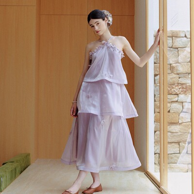 珍珠花露背吊带连衣裙度假裙