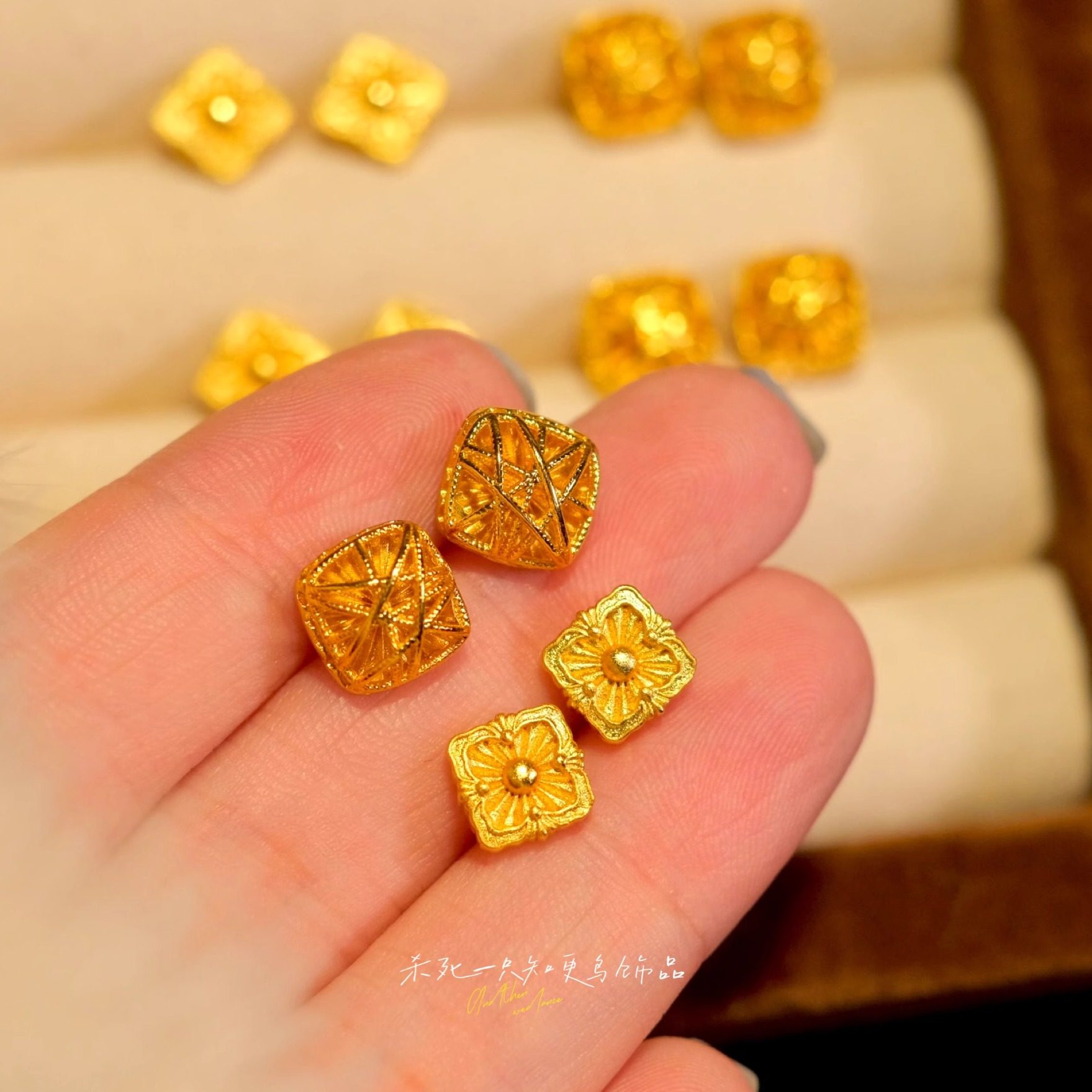 知更鸟丨精致轻奢小巧金店同款镂空雕花拉丝沙金方糖耳钉耳环耳饰