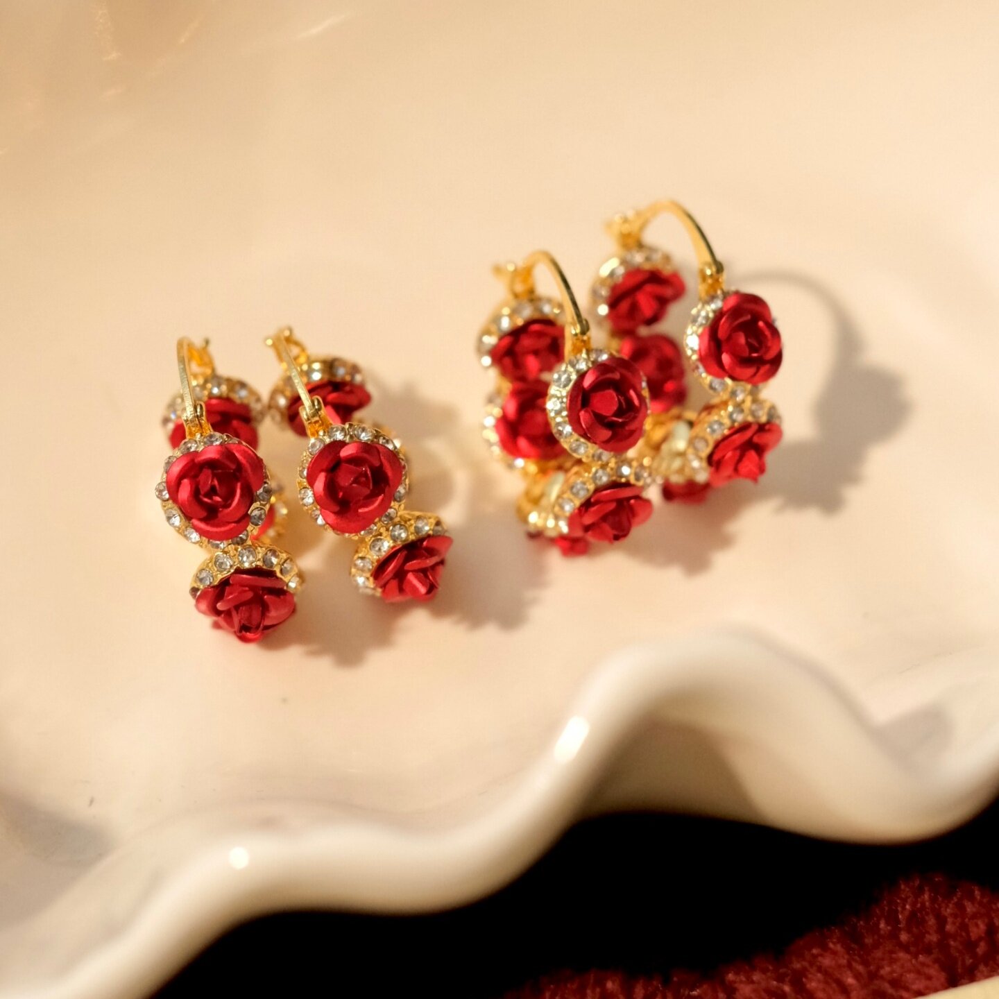 《古堡红玫瑰》复古优雅显白红色花朵闪钻耳扣耳夹耳饰新年圣诞女