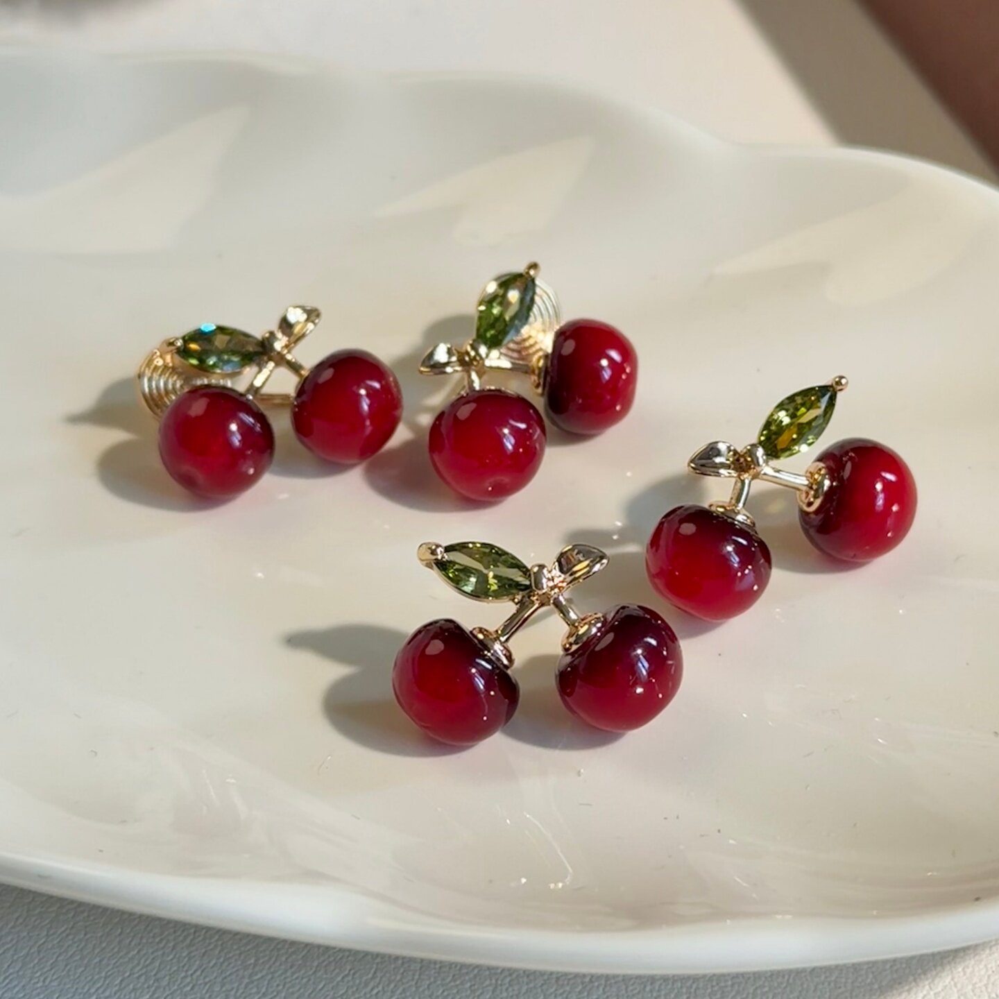 《甜樱桃》甜美少女心新年红色秋冬显白轻奢镶钻耳钉耳夹耳饰耳环