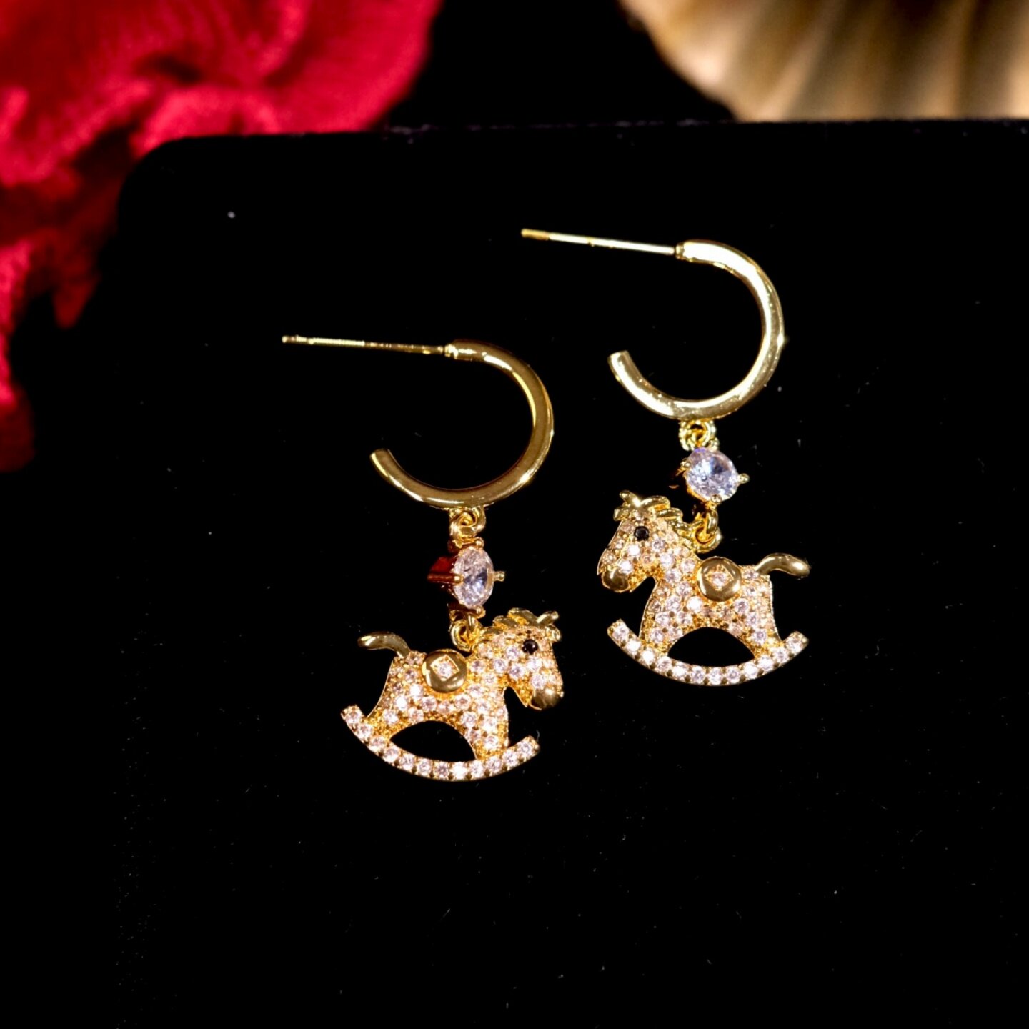 《铜钱小马》本命年新年精致国风轻奢木马金色耳钉耳夹耳饰耳环女