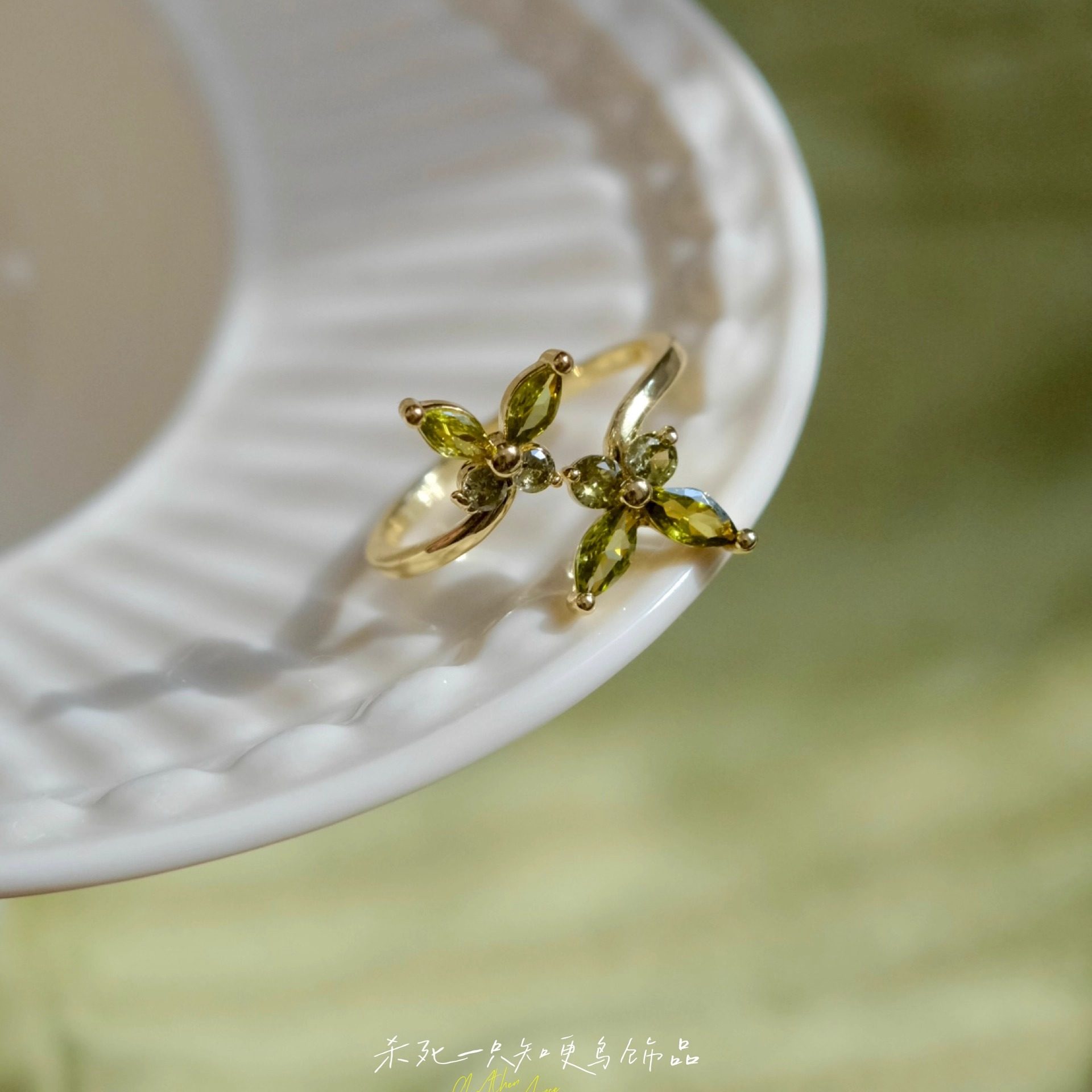 《精灵花语》法式复古清新精致橄榄绿锆石花朵戒指开口可调节指环